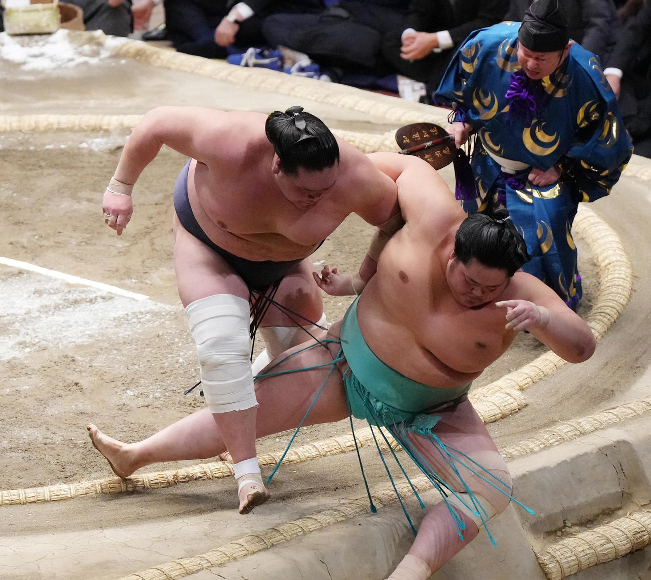照ノ富士は優勝決定戦で琴ノ若（右）を寄り切りで破る（撮影・菅敏）