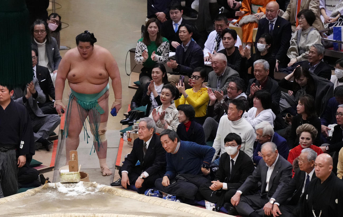 優勝決定戦で照ノ富士に敗れ引き揚げる琴ノ若。2列目右から2人目はデヴィ夫人（撮影・菅敏）