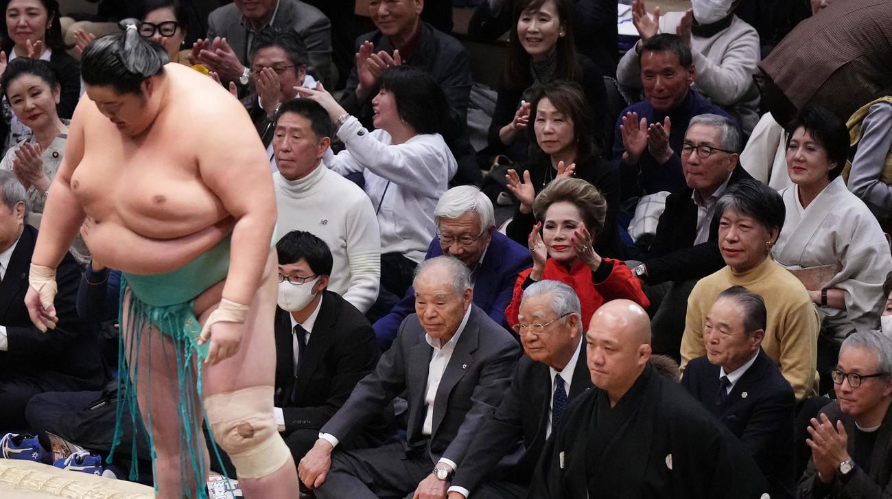 優勝決定戦で照ノ富士に敗れた琴ノ若（手前）に拍手を送るデヴィ夫人（2列目右から2人目）（撮影・菅敏）