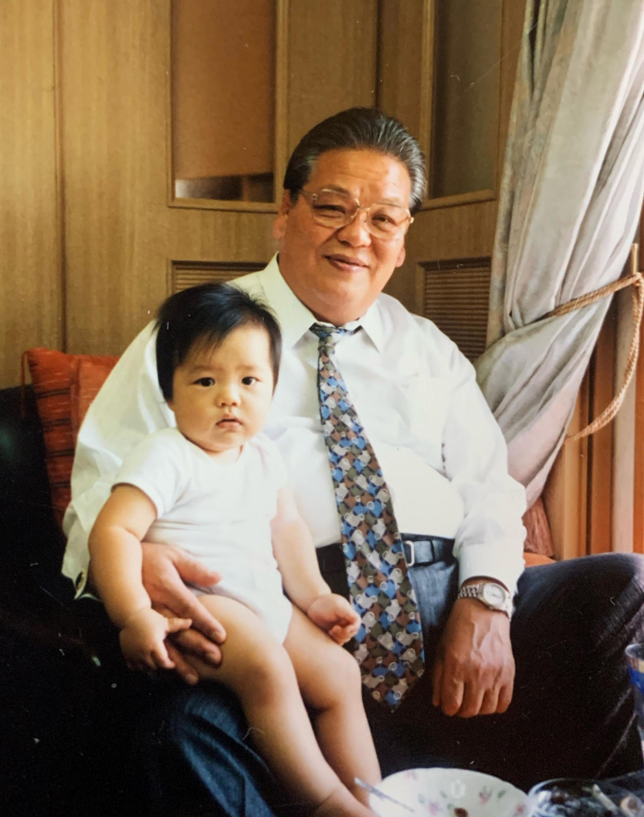 元横綱琴桜（右）の膝の上に座る幼少期の琴ノ若（佐渡ケ嶽部屋提供）