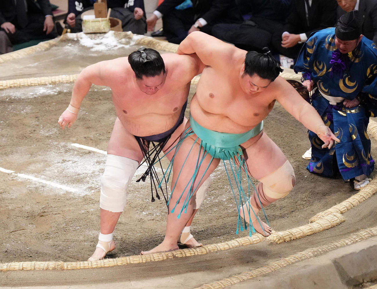 照ノ富士は優勝決定戦で琴ノ若（右）を寄り切りで破る（撮影・菅敏）