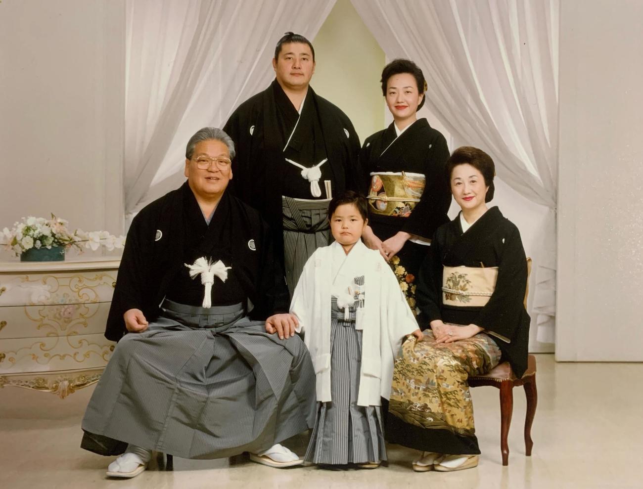 祖父の元横綱琴桜（前列左）、父の佐渡ケ嶽親方（後列左）らと家族写真に納まる幼少期の琴ノ若（前列中央）（佐渡ケ嶽部屋提供）
