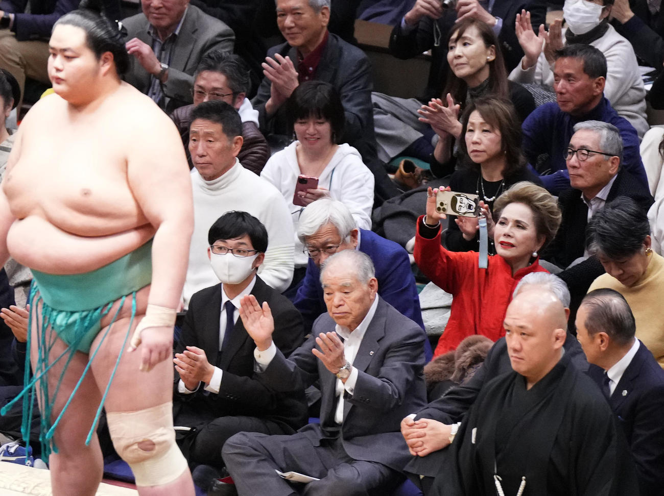 優勝決定戦で土俵に上がった琴ノ若（手前）を激写するデヴィ夫人（撮影・菅敏）