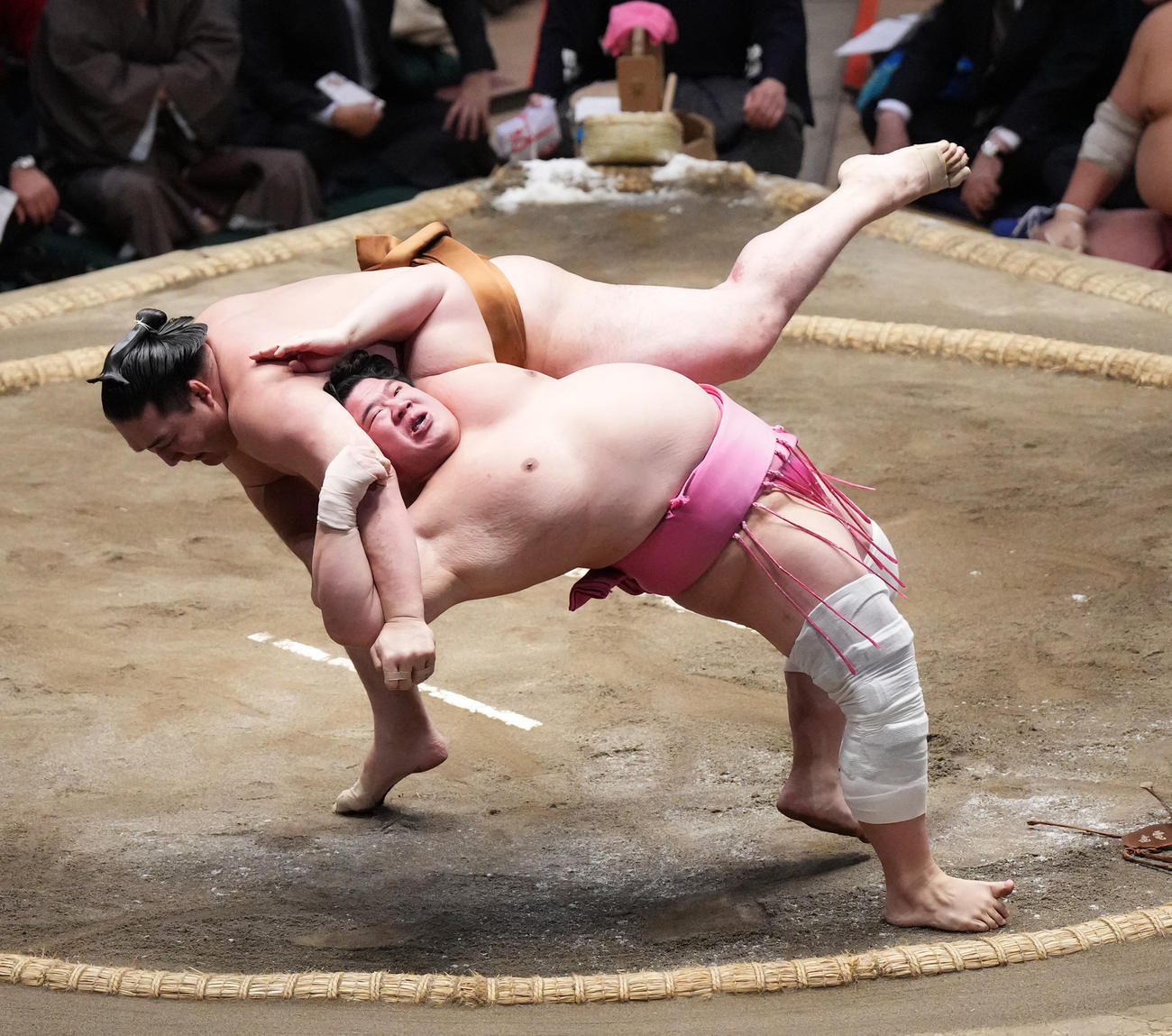 宇良は、伝え反りで竜電（左）を破る（撮影・菅敏）
