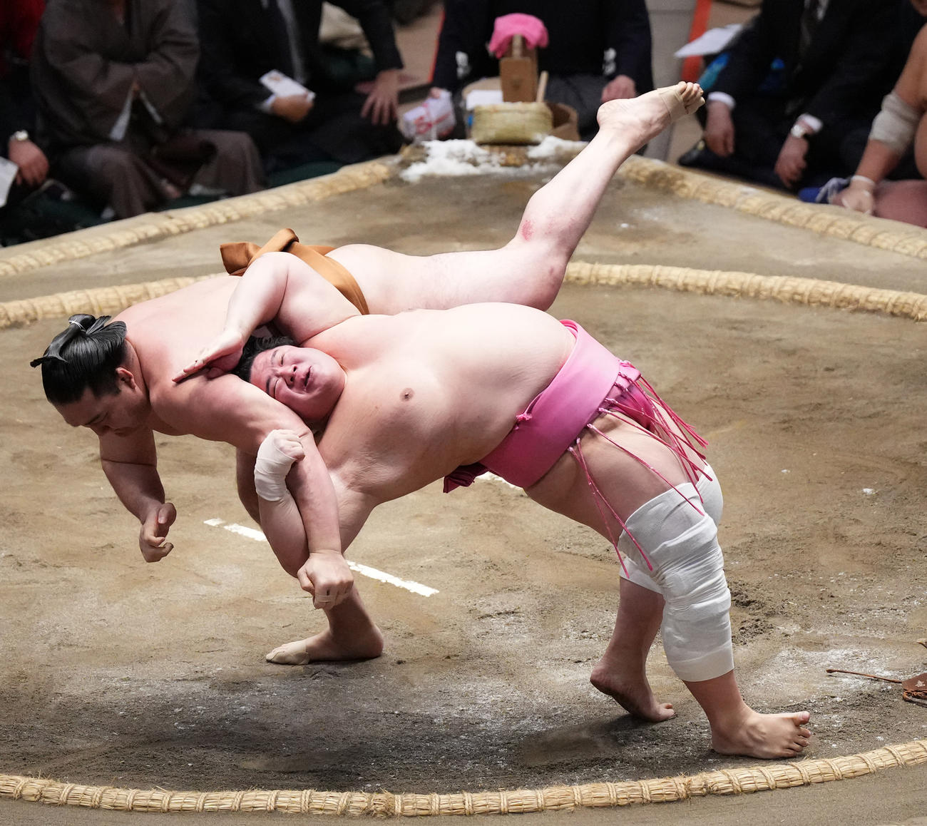 宇良は、伝え反りで竜電（左）を破る（撮影・菅敏）