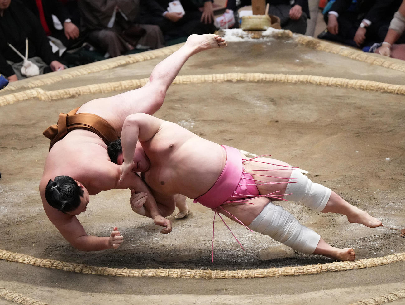 宇良は、伝え反りで竜電（左）を破る（撮影・菅敏）
