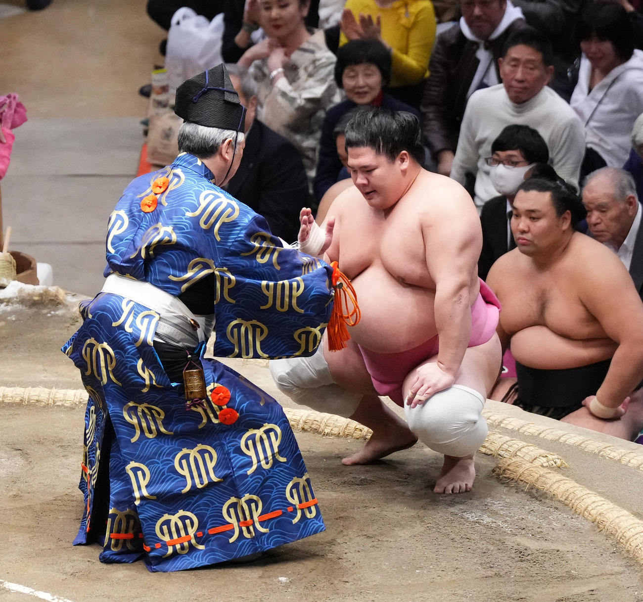 宇良は伝え反りで竜電を破り懸賞金を受け取る（撮影・菅敏）