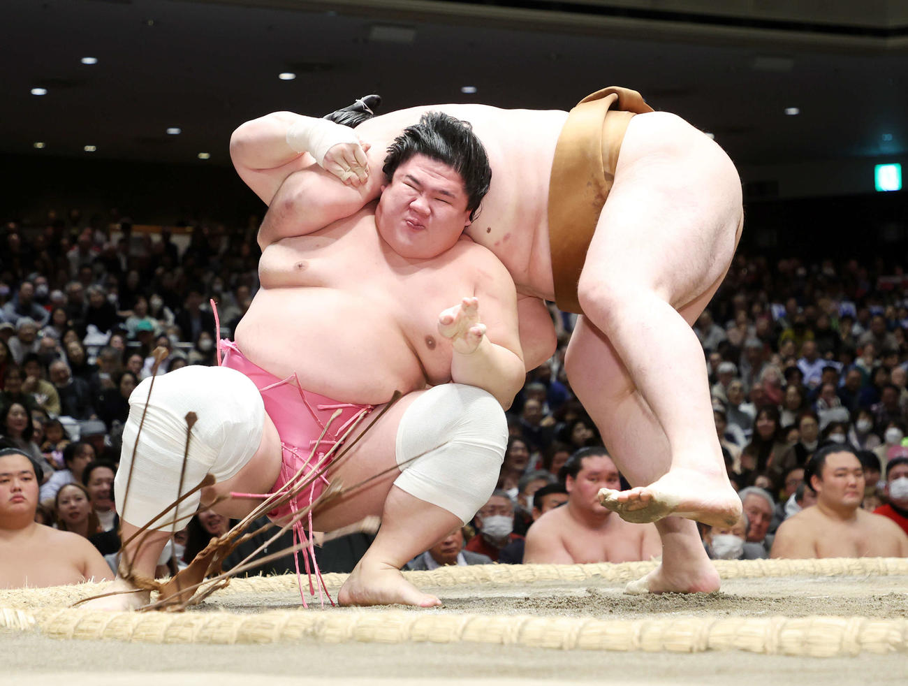 竜電（右）を伝え反りで破る宇良（撮影・鈴木正人）