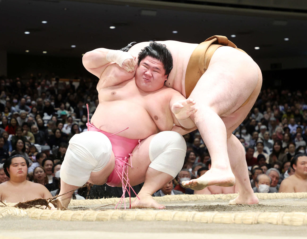 竜電（右）を伝え反りで破る宇良（撮影・鈴木正人）