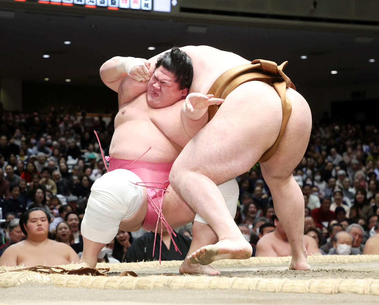 竜電（右）を伝え反りで破る宇良（撮影・鈴木正人）
