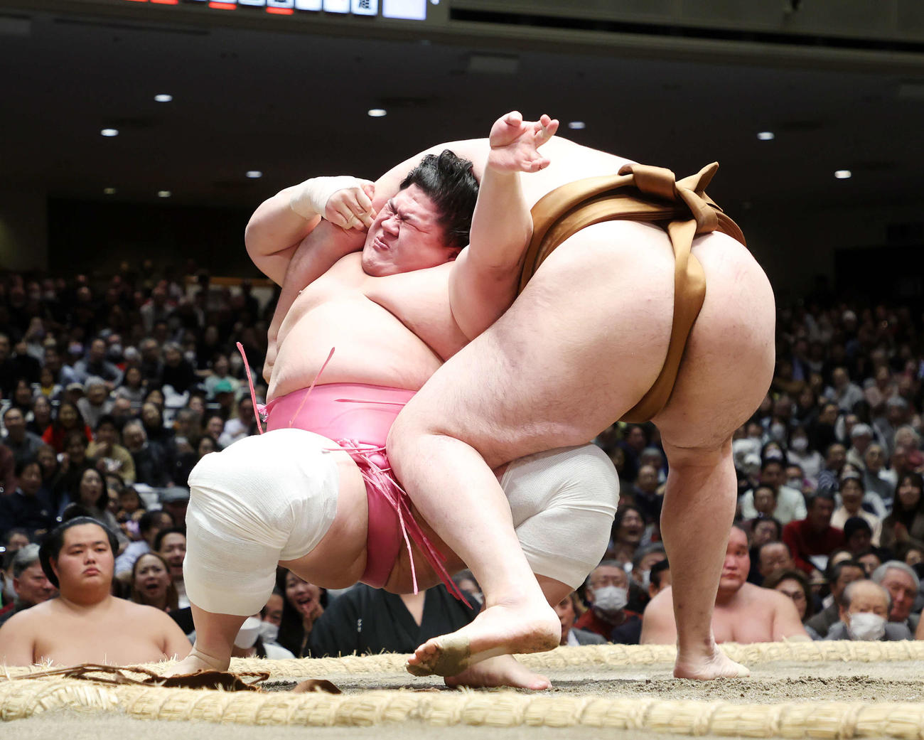 竜電（右）を伝え反りで破る宇良（撮影・鈴木正人）