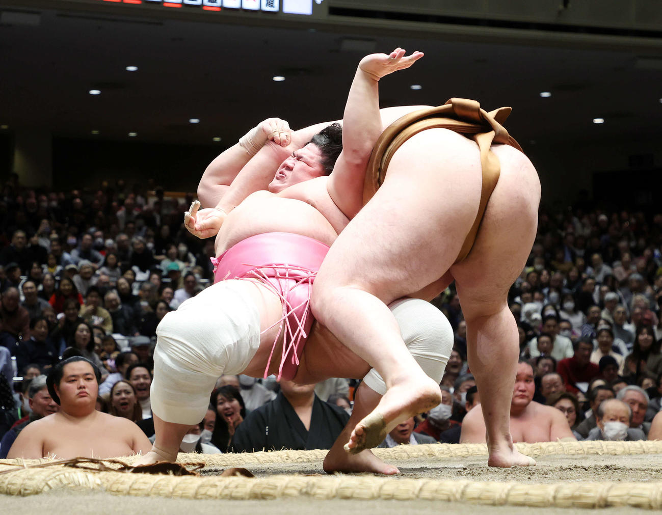 竜電（右）を伝え反りで破る宇良（撮影・鈴木正人）