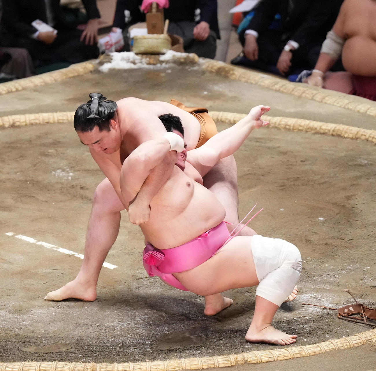 宇良は、伝え反りで竜電（左）を破る（撮影・菅敏）