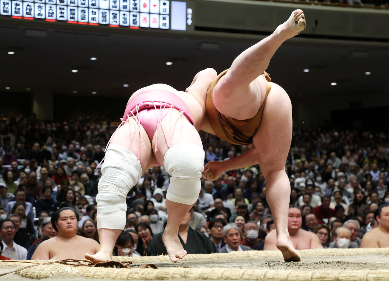 竜電（右）を伝え反りで破る宇良（撮影・鈴木正人）
