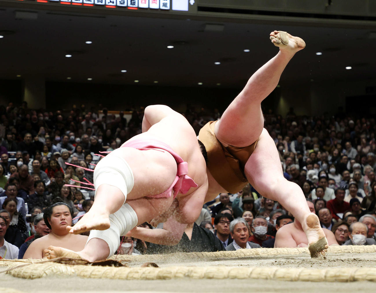 竜電（右）を伝え反りで破る宇良（撮影・鈴木正人）