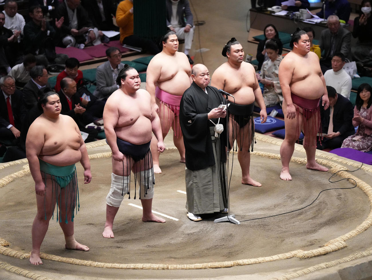 協会あいさつに臨む、前列左から琴ノ若、照ノ富士、八角理事長、霧島、大栄翔、後列は宇良（撮影・菅敏）