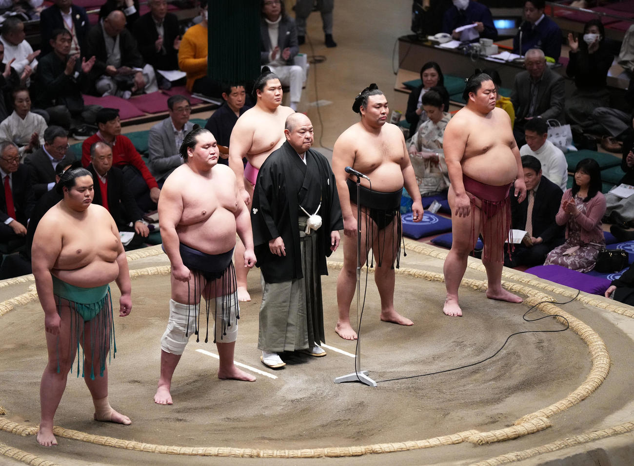 協会あいさつに臨む、前列左から琴ノ若、照ノ富士、八角理事長、霧島、大栄翔、後列は宇良（撮影・菅敏）