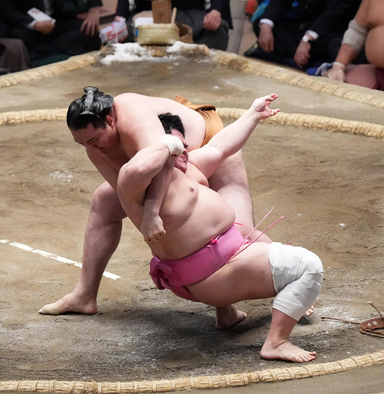 宇良は、伝え反りで竜電（左）を破る（撮影・菅敏）