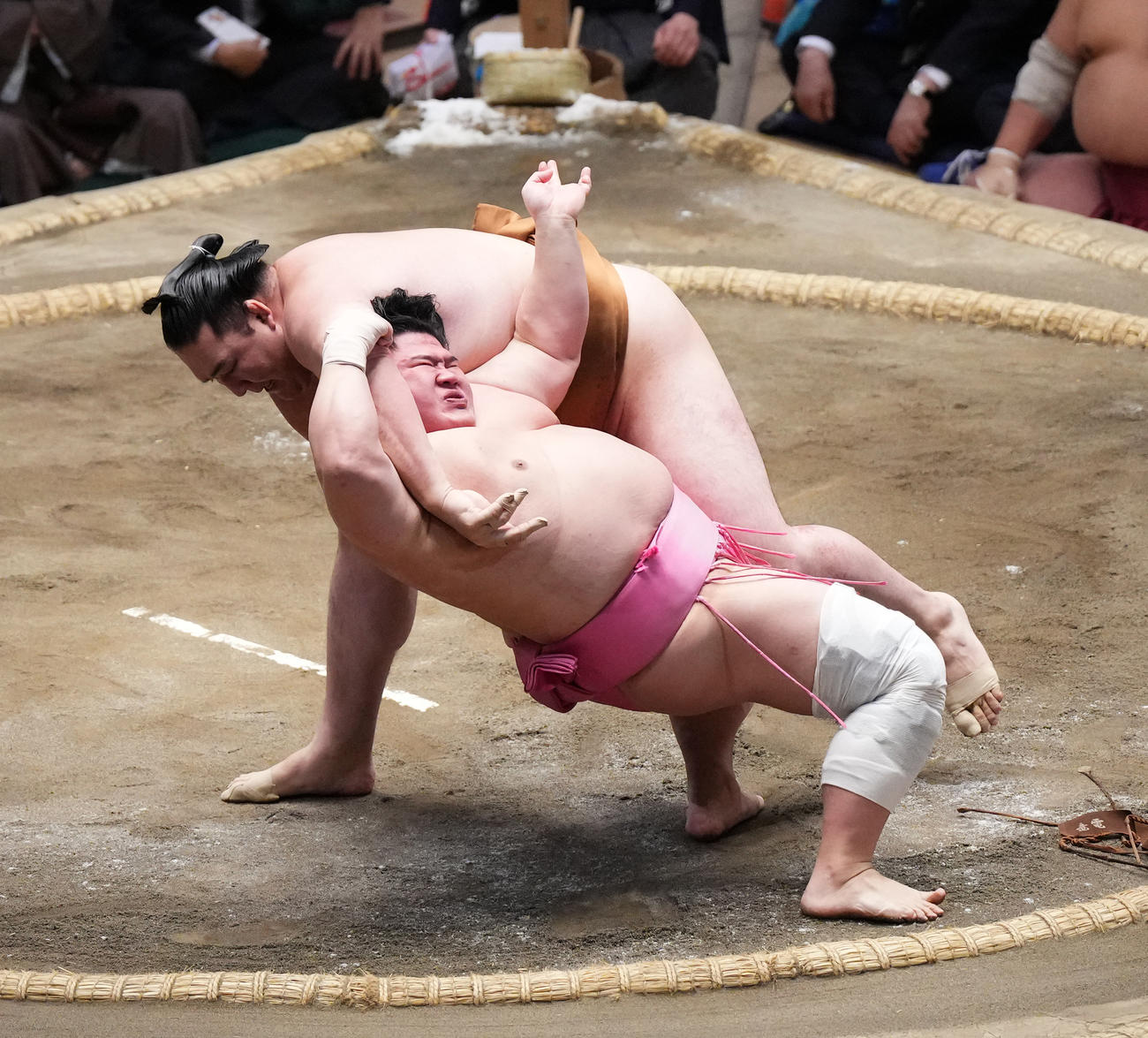 宇良は、伝え反りで竜電（左）を破る（撮影・菅敏）