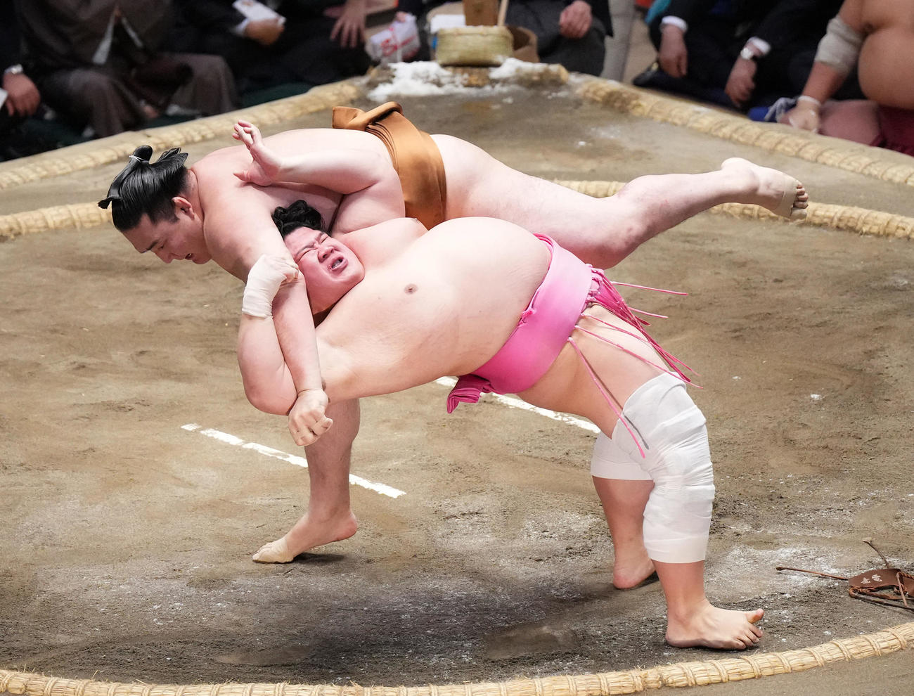 宇良は、伝え反りで竜電（左）を破る（撮影・菅敏）