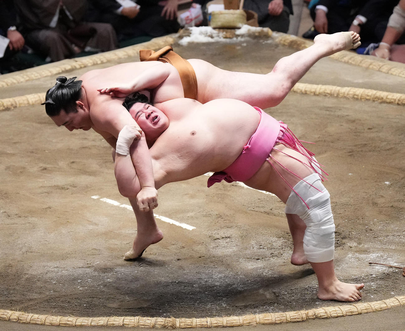 宇良は、伝え反りで竜電（左）を破る（撮影・菅敏）