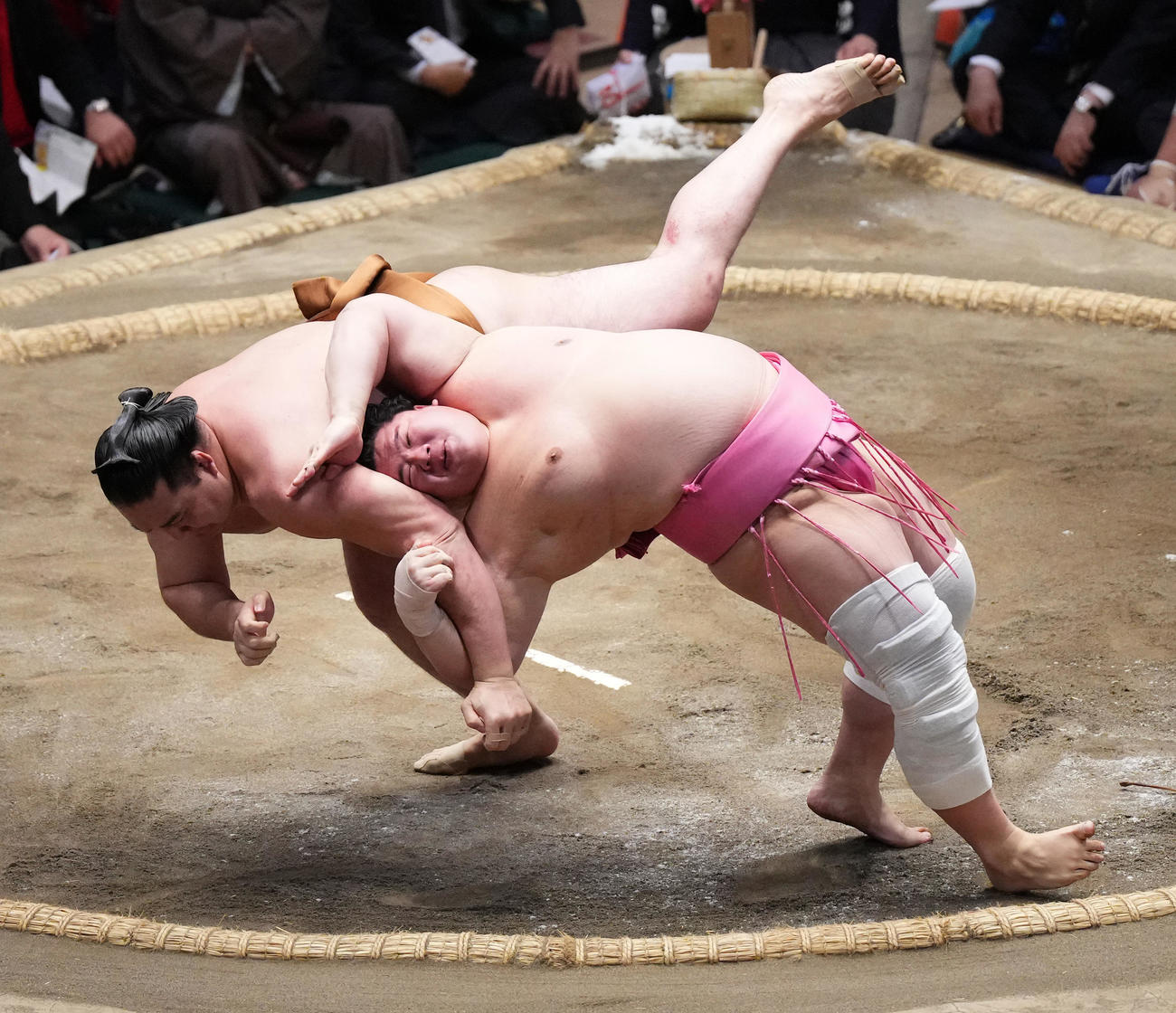 宇良は、伝え反りで竜電（左）を破る（撮影・菅敏）