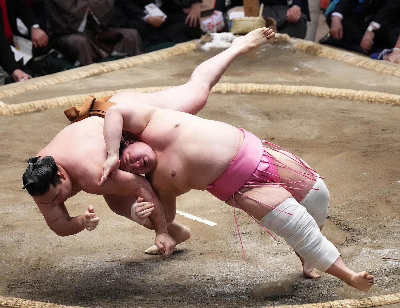 宇良は、伝え反りで竜電（左）を破る（撮影・菅敏）