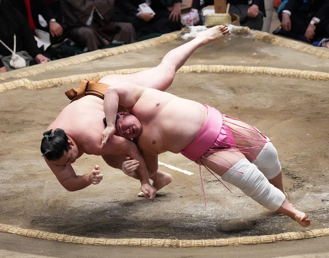 宇良は、伝え反りで竜電（左）を破る（撮影・菅敏）