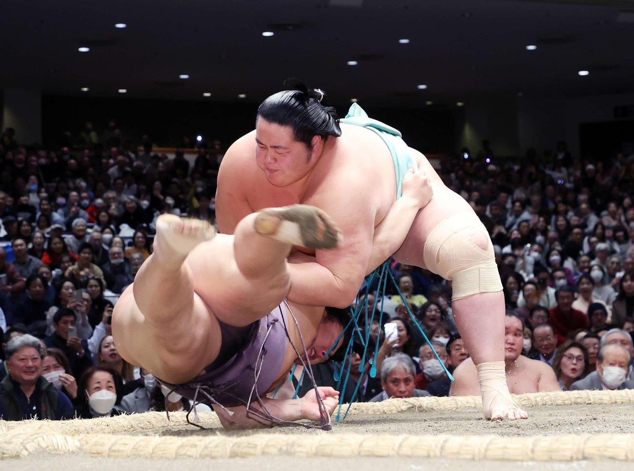 翔猿（手前）を上手投げで破る琴ノ若（撮影・鈴木正人）