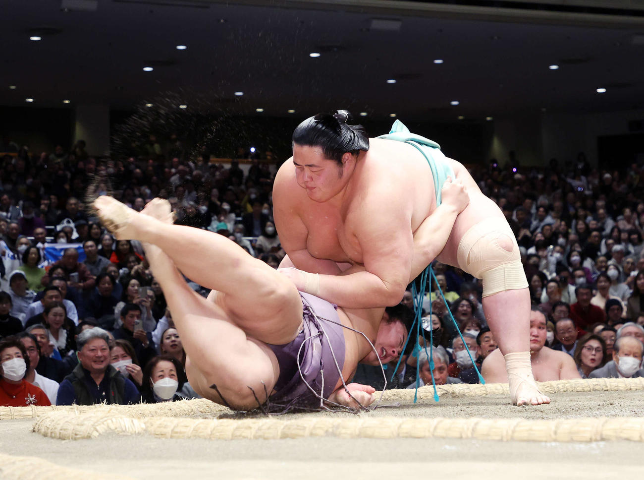 翔猿（下）を上手投げで破る琴ノ若（撮影・鈴木正人）