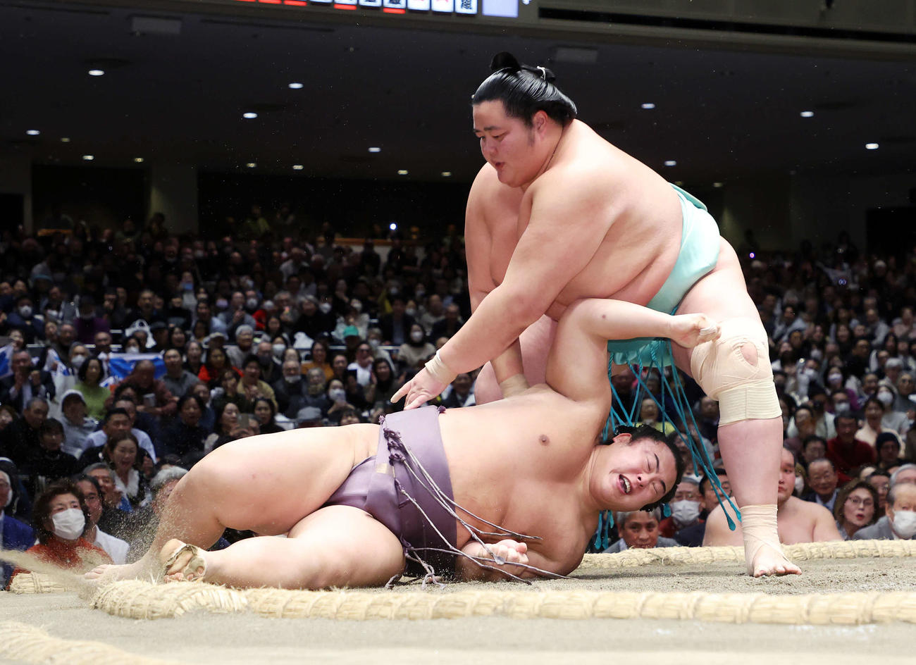 翔猿（下）を上手投げで破る琴ノ若（撮影・鈴木正人）