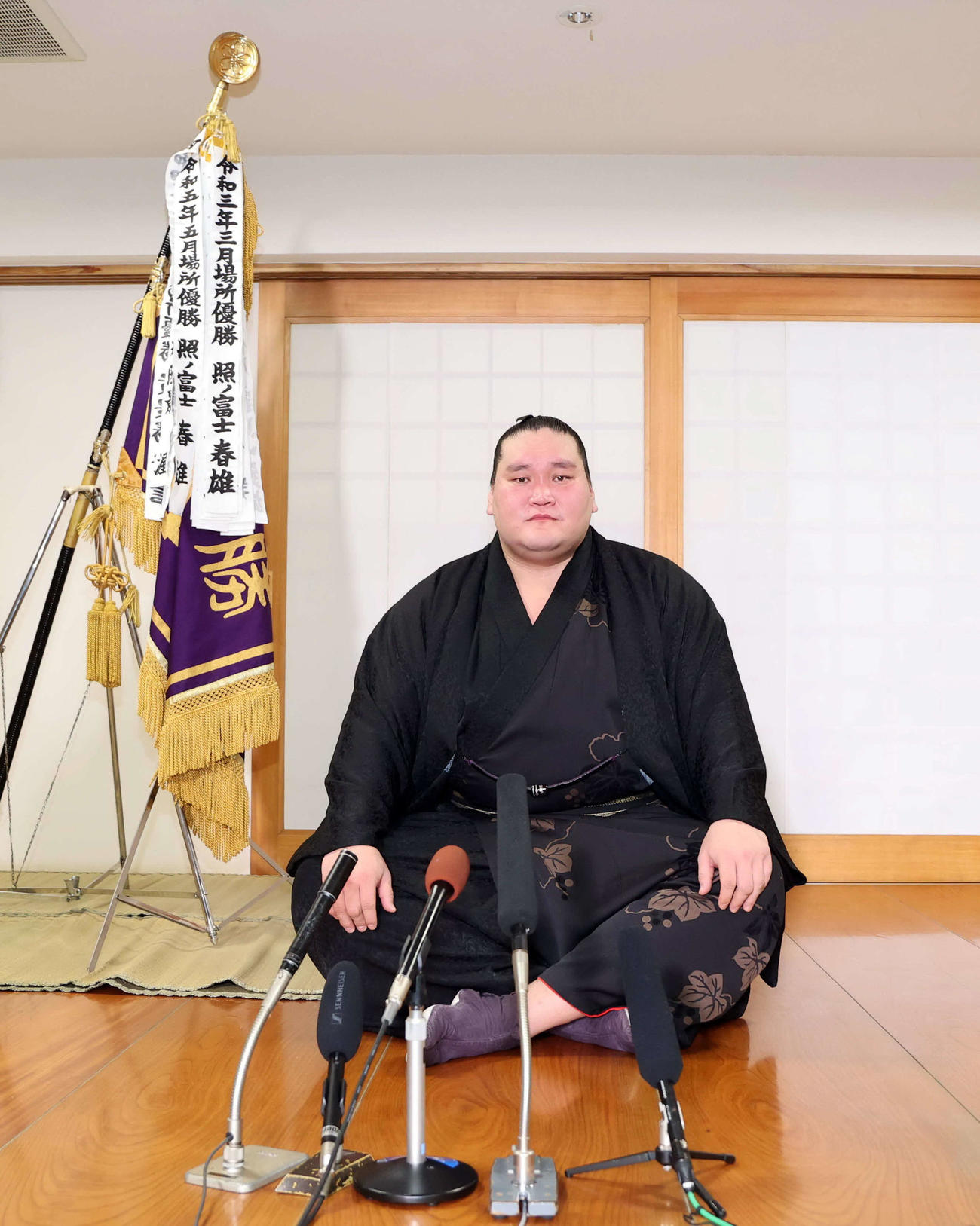記者会見後、写真撮影に応じる照ノ富士（代表撮影）