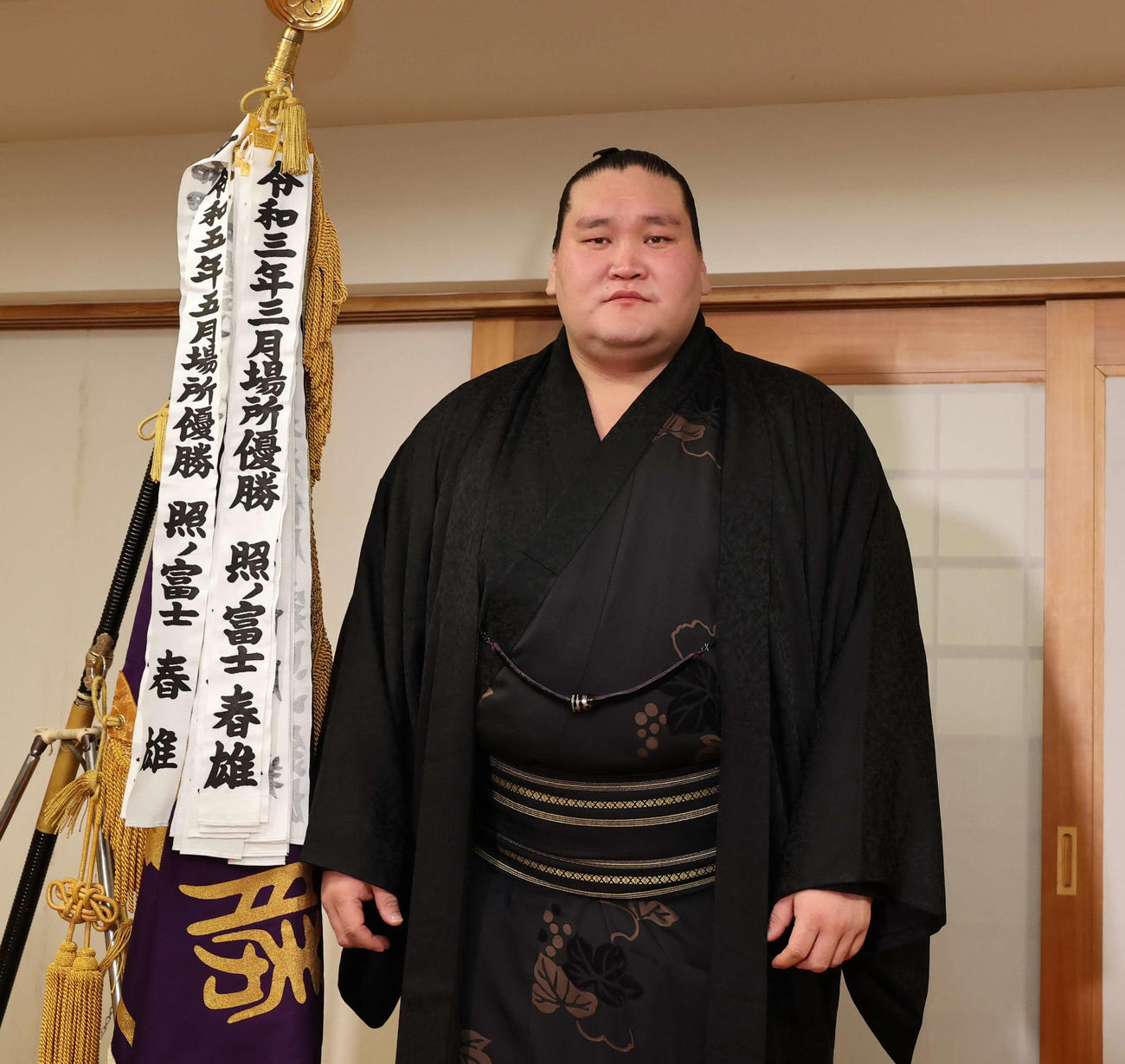 記者会見後、写真撮影に応じる照ノ富士（代表撮影）