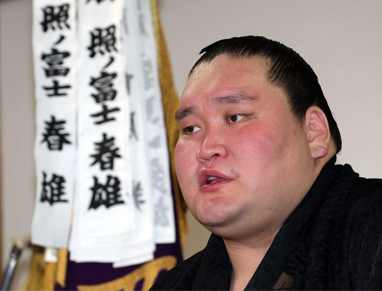 優勝から一夜明け、記者会見する照ノ富士（代表撮影）