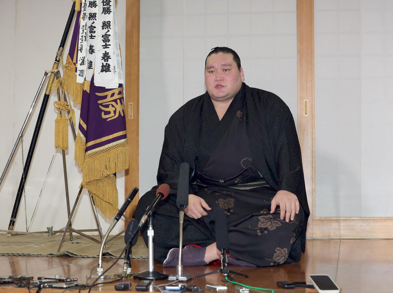 優勝した大相撲初場所の千秋楽から一夜明け、記者会見する照ノ富士（代表撮影）