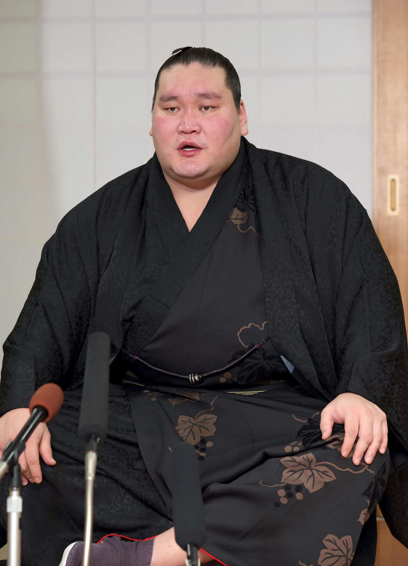 優勝した大相撲初場所の千秋楽から一夜明け、記者会見する照ノ富士（代表撮影）