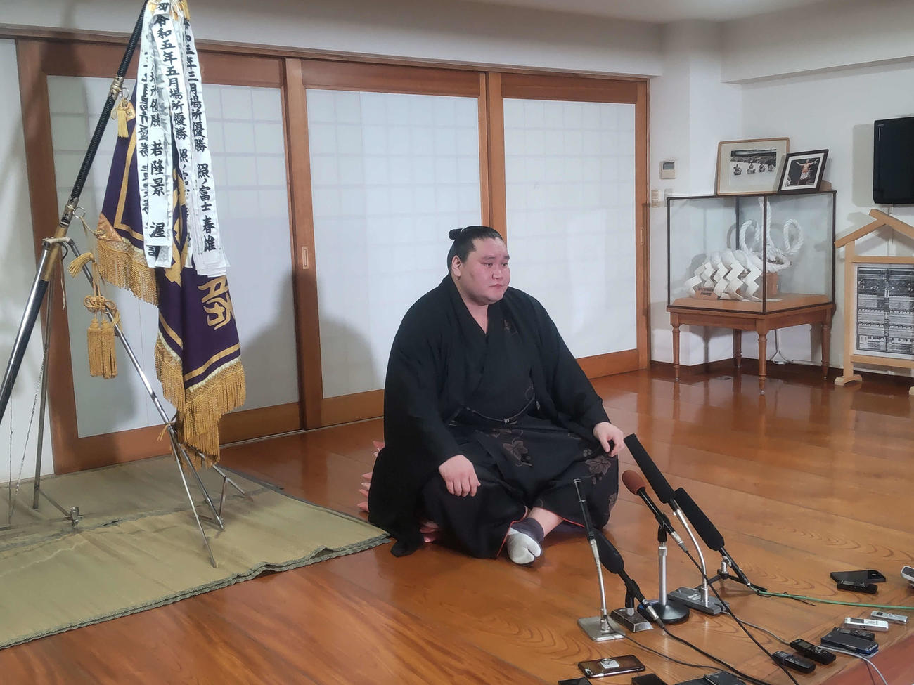 優勝から一夜明けて会見に臨んだ横綱照ノ富士（撮影・平山連）