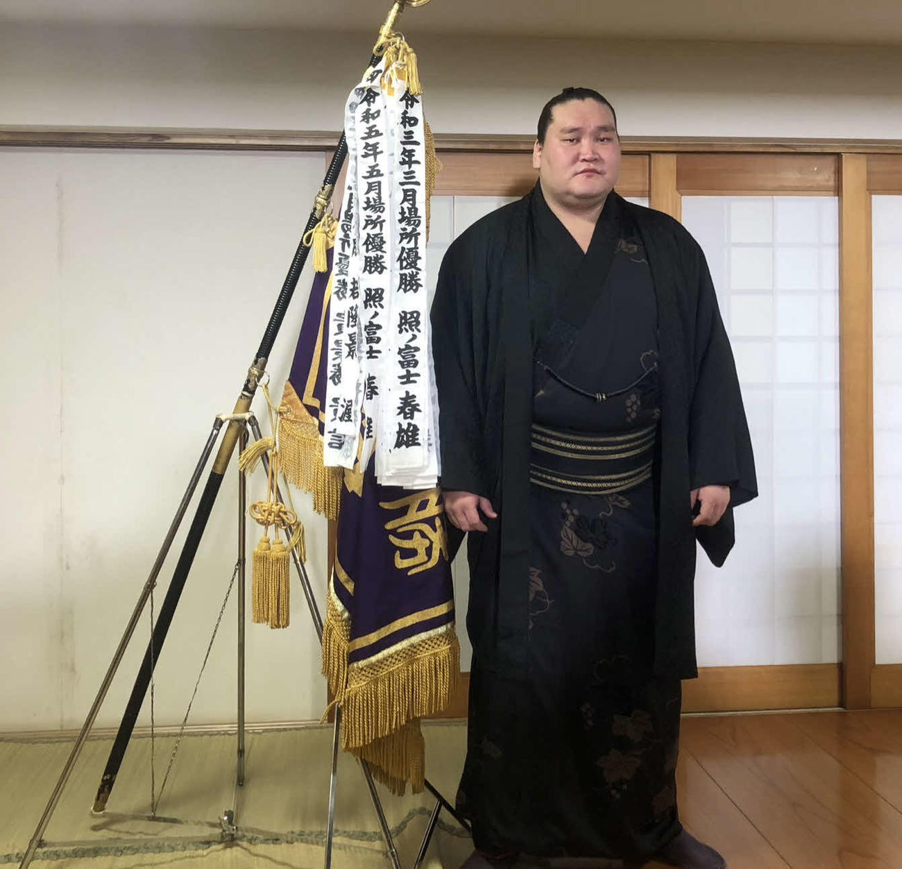 優勝旗の前に立つ横綱照ノ富士（撮影・平山連）