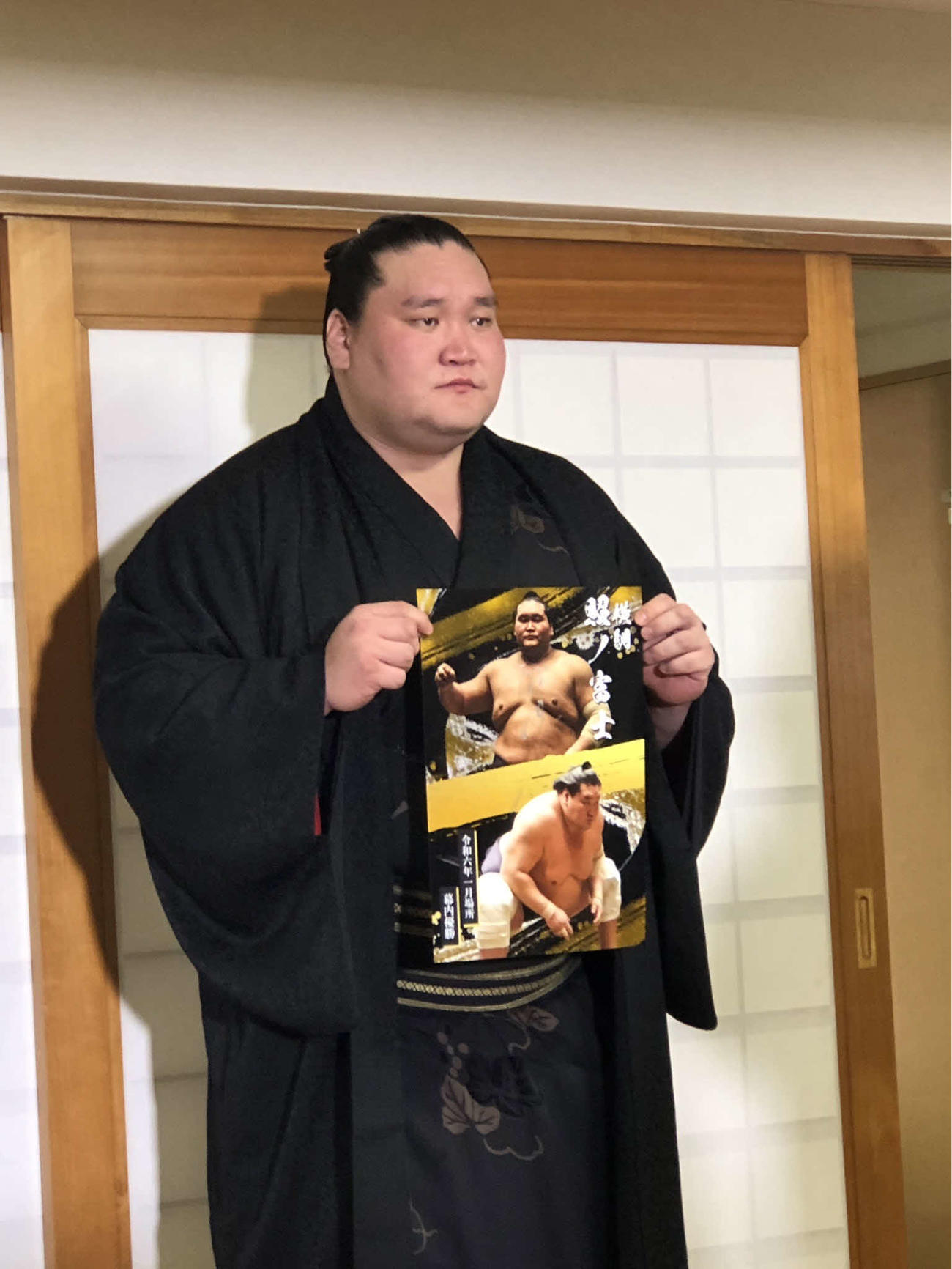 初場所優勝を知らせるポスターを持つ横綱照ノ富士（撮影・平山連）