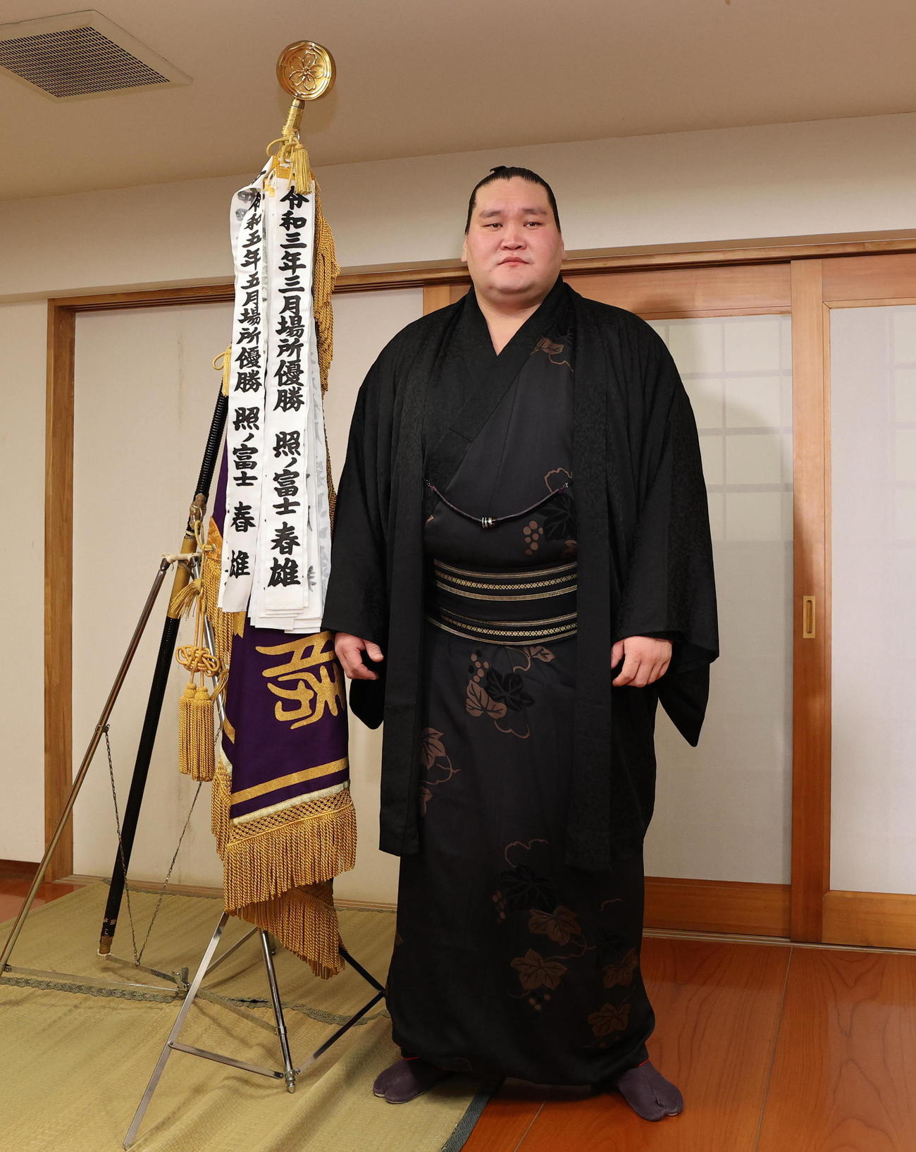 記者会見後、写真撮影に応じる照ノ富士（代表撮影）