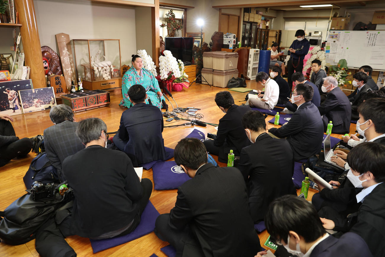 大相撲初場所千秋楽から一夜明け、記者会見する琴ノ若（代表撮影）