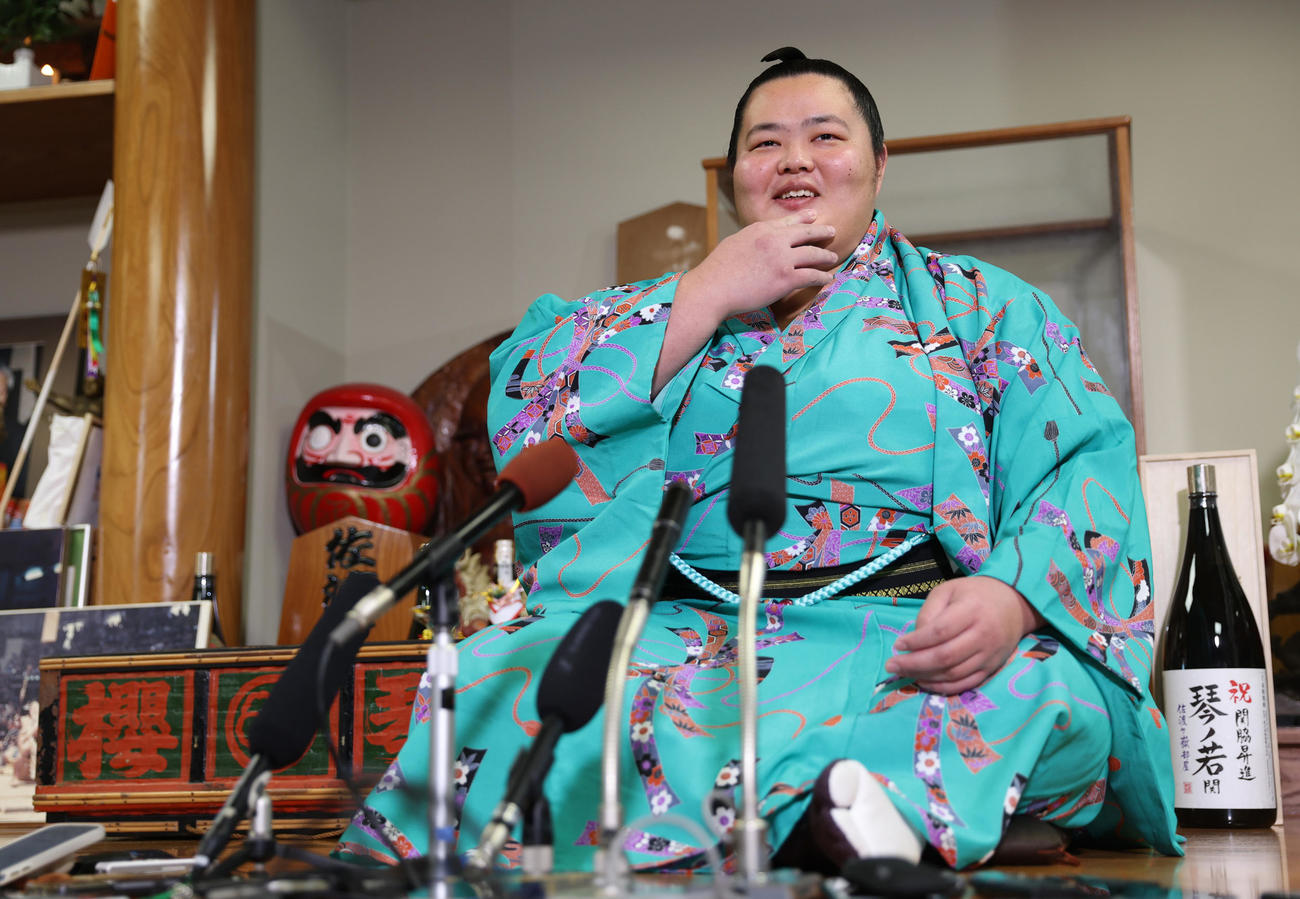 大相撲初場所千秋楽から一夜明け、笑顔で記者会見する琴ノ若（代表撮影）