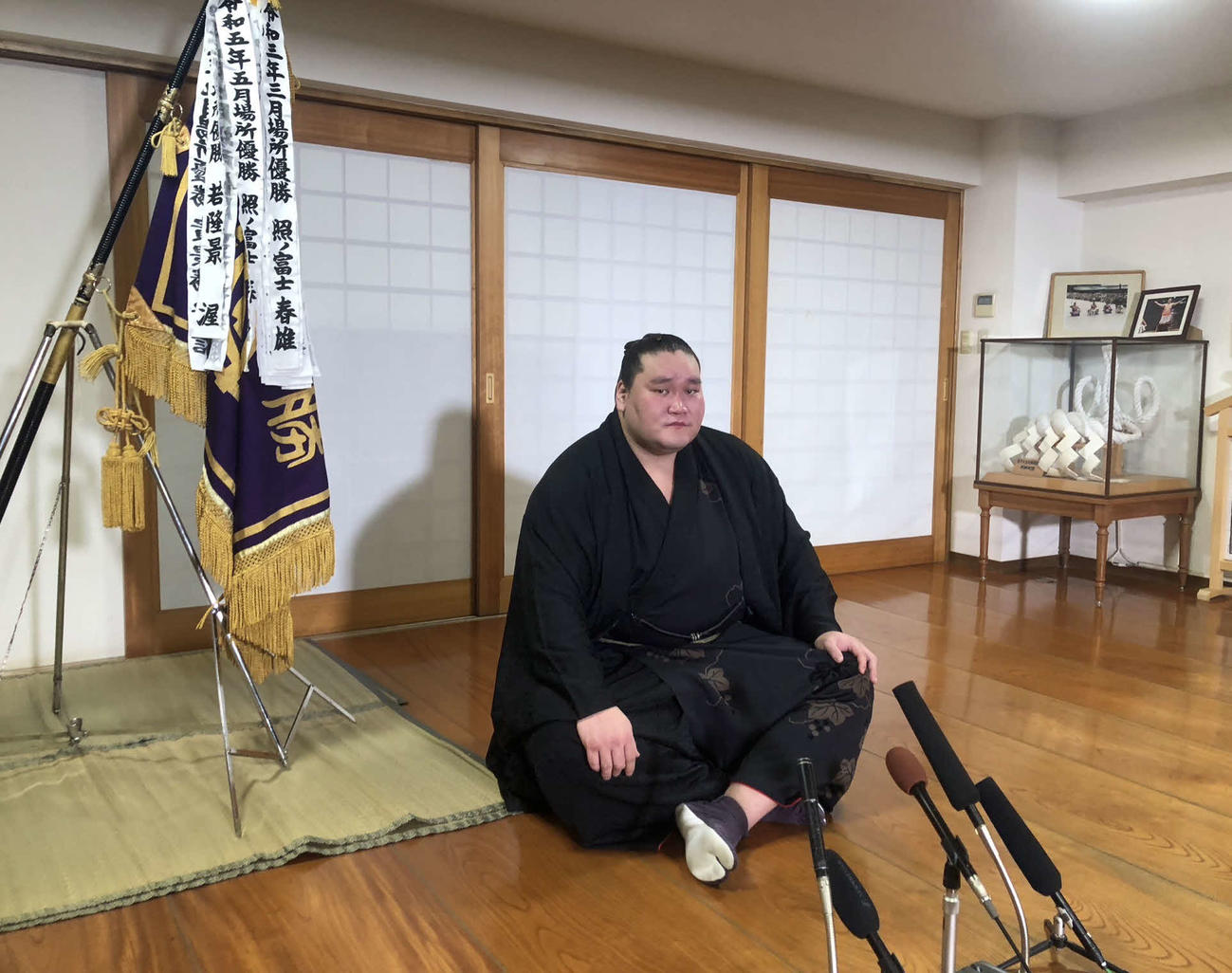 優勝から一夜明けて会見に臨んだ横綱照ノ富士（撮影・平山連）