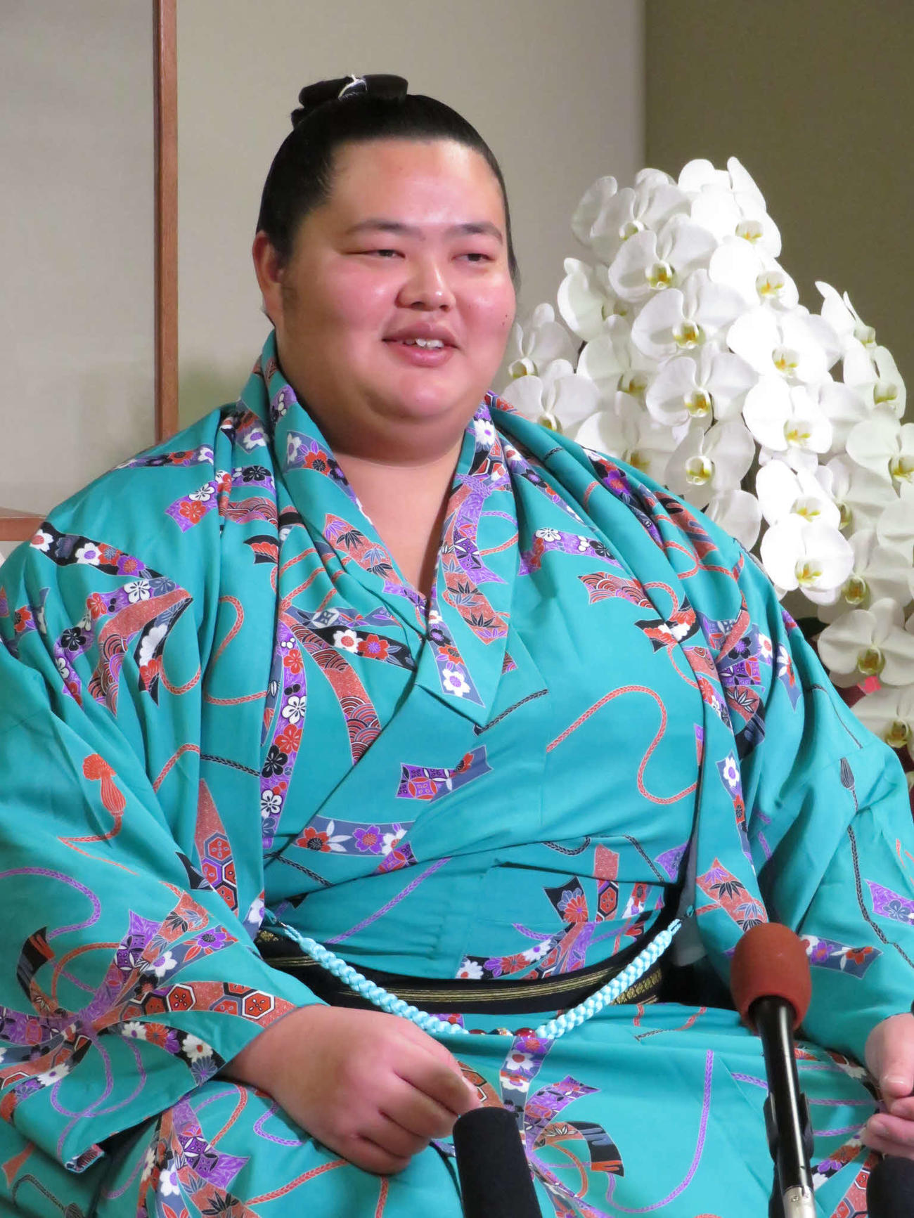 会見で笑顔を見せる琴ノ若