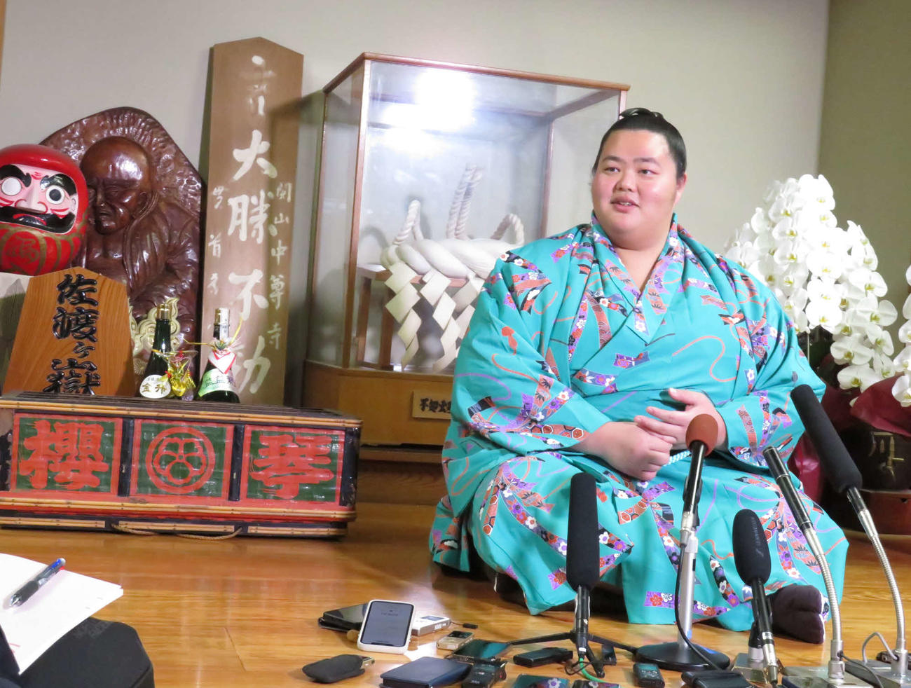 祖父の元横綱琴桜の明け荷、綱を背に会見を行った琴ノ若