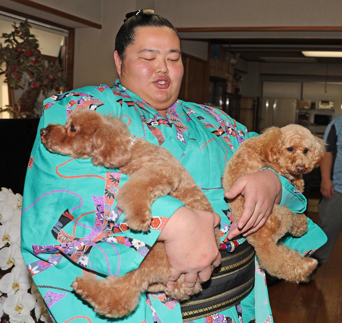 記者会見後、愛犬を抱き笑顔の琴ノ若（代表撮影）
