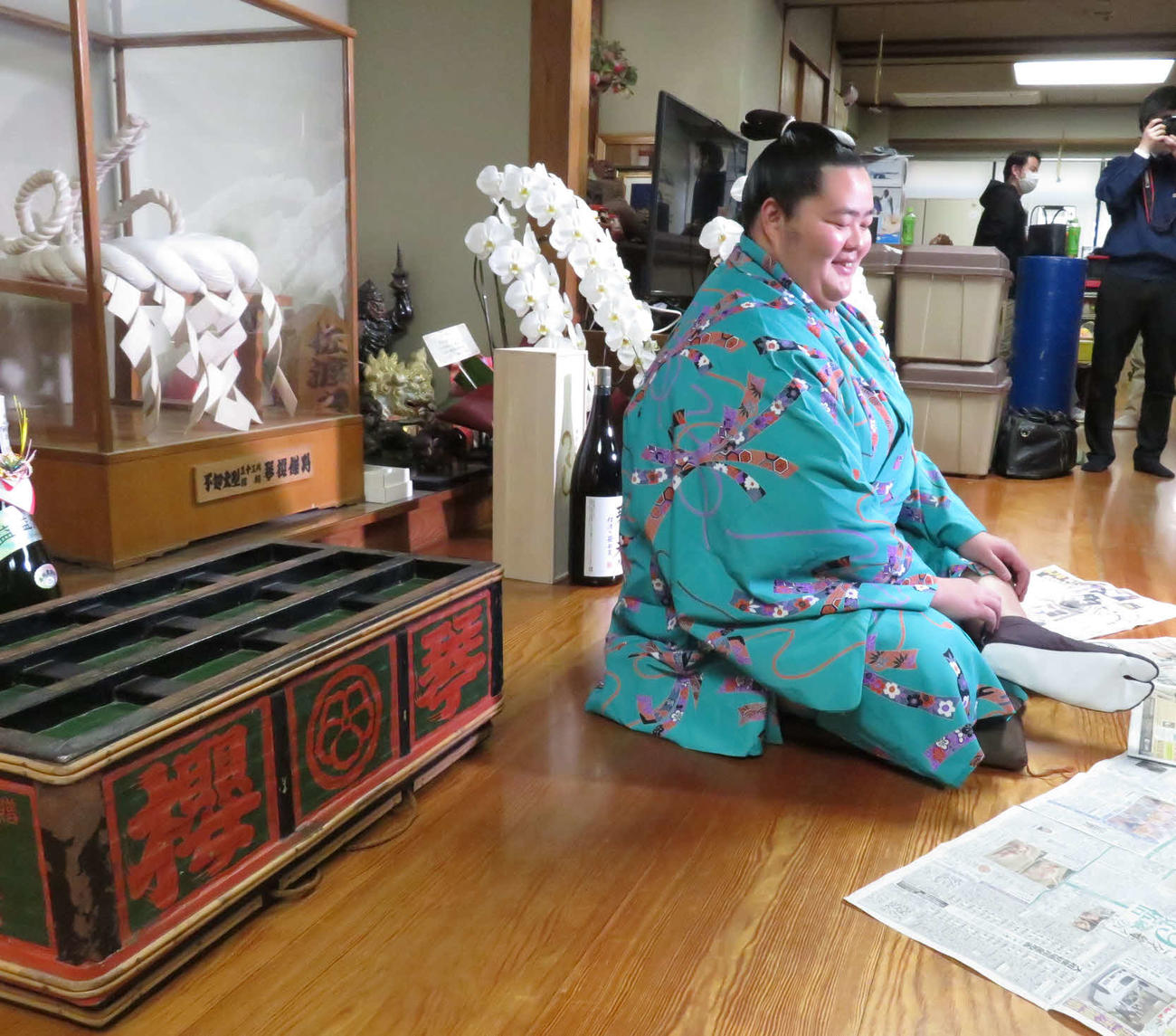 祖父の元横綱琴桜の明け荷、綱を背に会見を行った琴ノ若