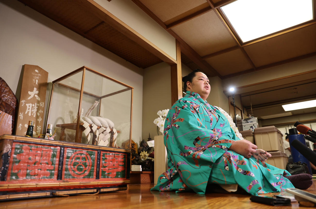 祖父で先代佐渡ケ嶽親方の元横綱琴桜が使用していた明け荷の前で、記者会見する琴ノ若（代表撮影）
