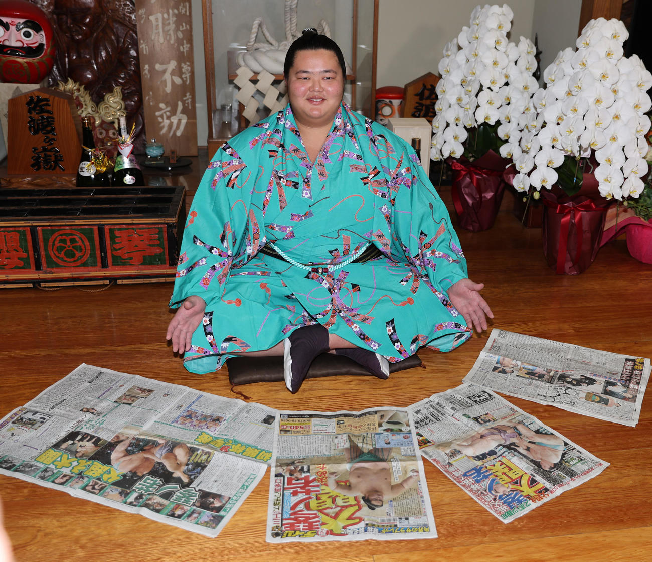 大関昇進確実を報じるスポーツ新聞各紙を前に笑顔の琴ノ若（代表撮影）
