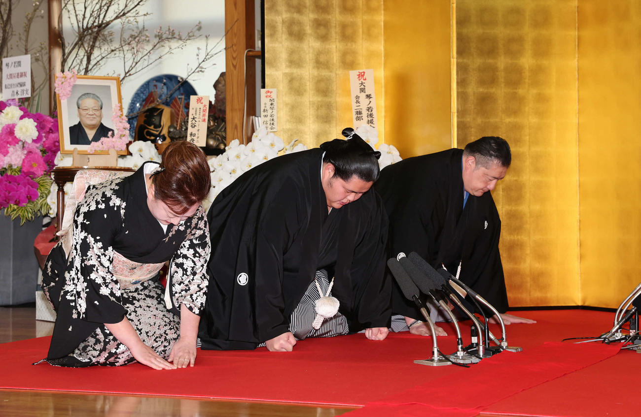 祖父で先代佐渡ケ嶽親方の元横綱琴桜の遺影の前で、大関昇進の口上を述べる琴ノ若（中央）。右は佐渡ケ嶽親方（代表撮影）
